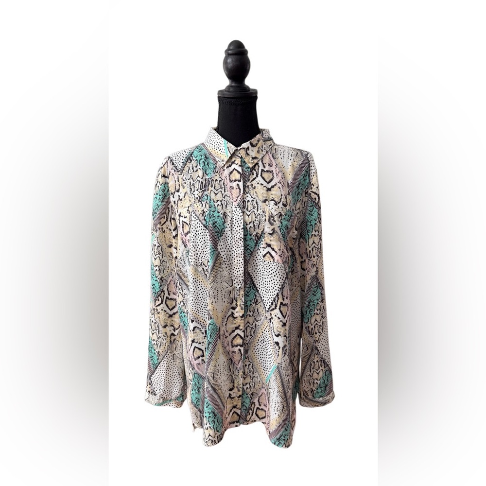 Jaclyn Smith Green and Black Mix Print Snakeskin Patterned Button Down Shirt